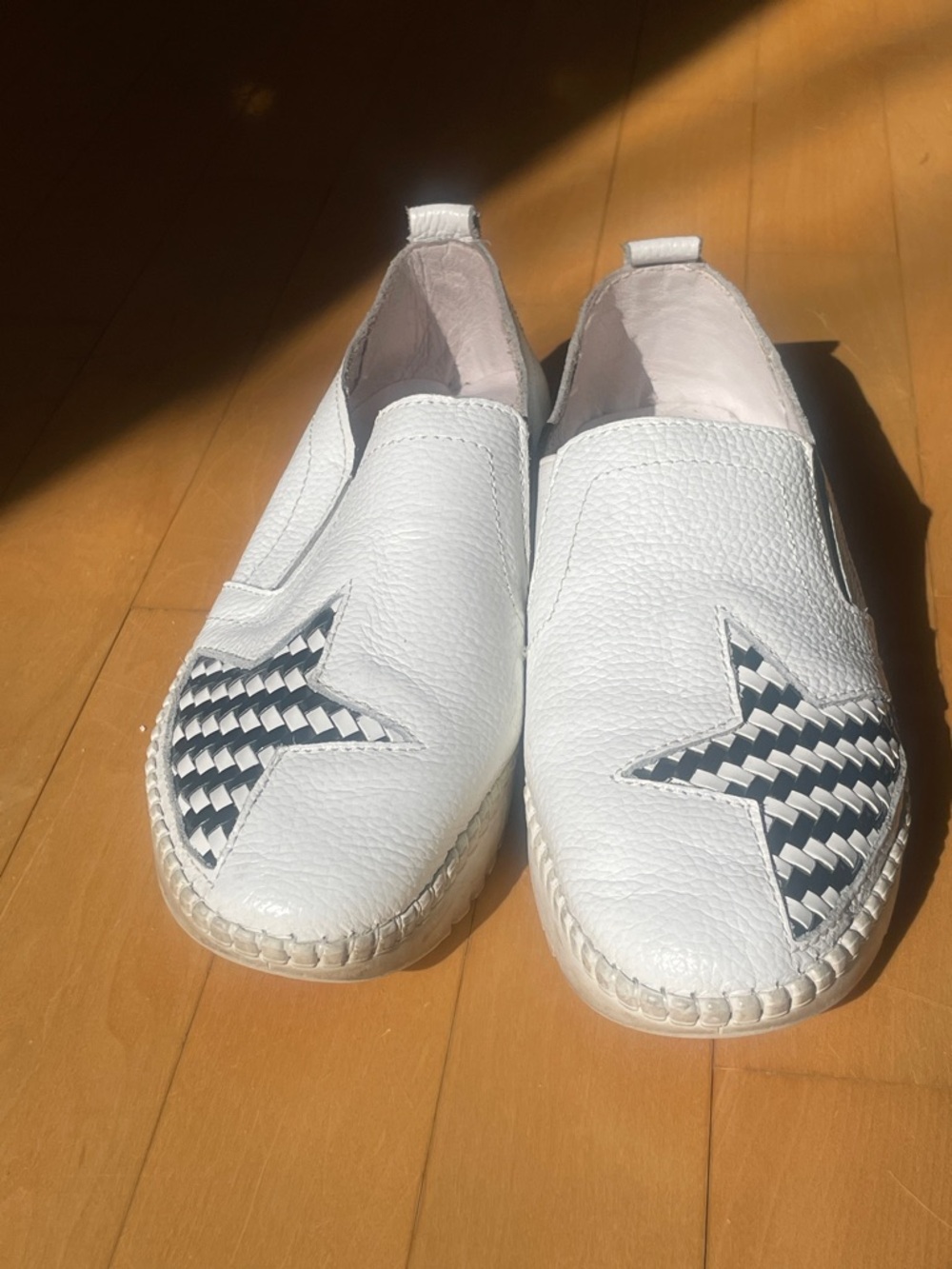 bernie mev. White Leather Slip-Ons with Black Woven Star Size 38